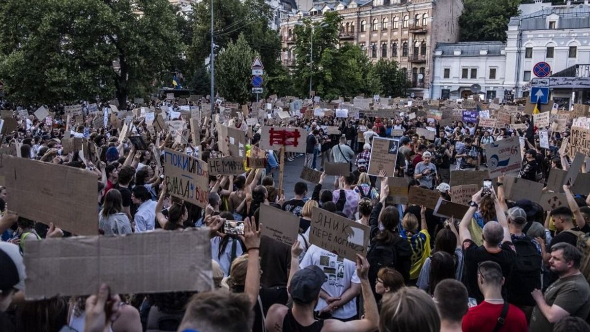 Óriási a tiltakozás: Zelenszkij arcképét égették Kijevben