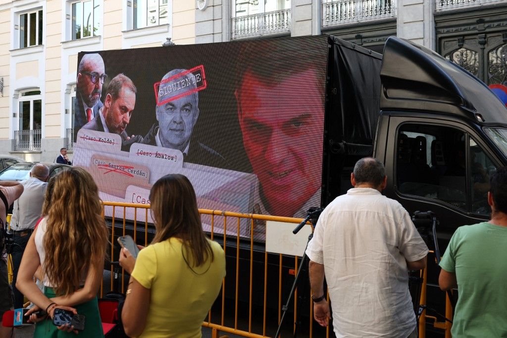 Pedro Sanchez hét éves miniszterelnöki ciklusa legnagyobb válságával szembesült. Szexbotrány robbant ki a kormány berkein belül (Fotó: THOMAS COEX / AFP)