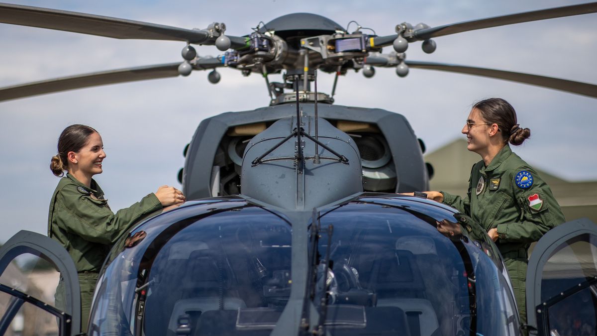 Ez több, mint egy látványos légibemutató – ha helikoptereket lát elszáguldani Budapest felett, ez jusson eszébe + galéria