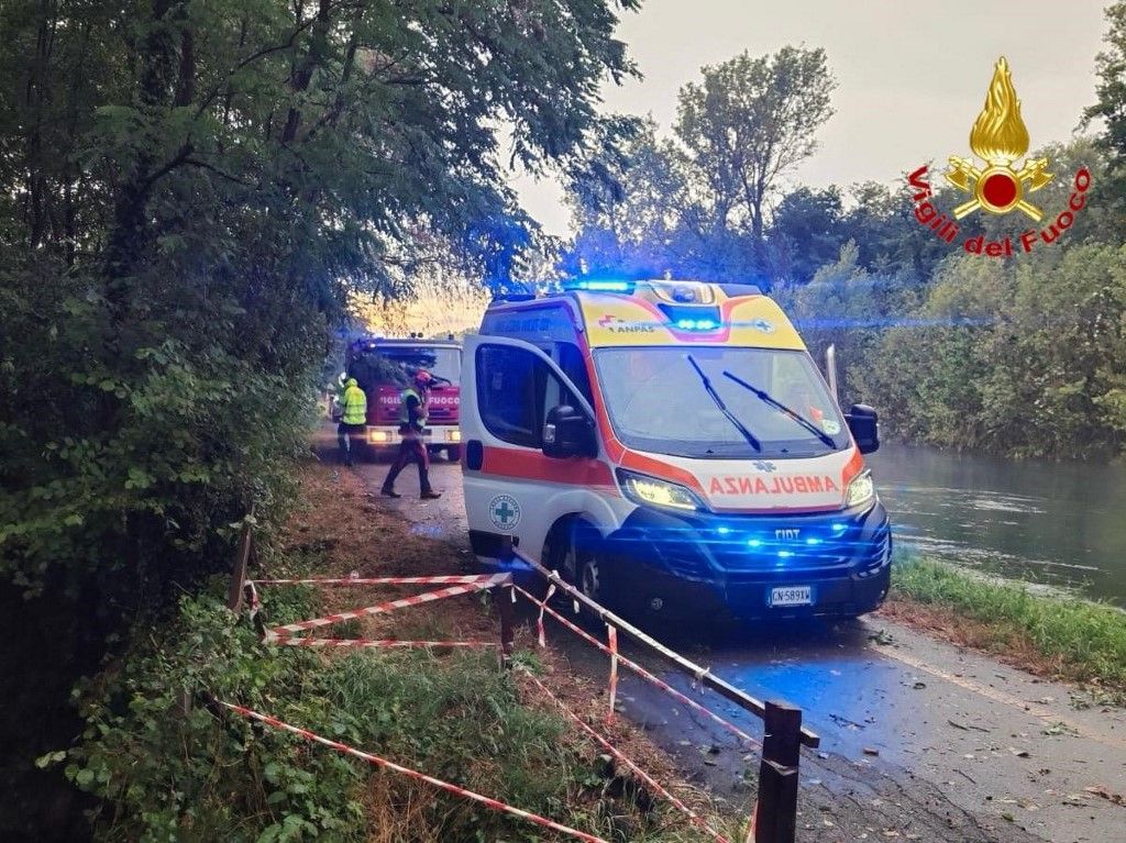 Egy ember életét vesztette Robecchetto mezőgazdasági kisvárosban, amikor egy fa kidőlt Észak-Olaszországban. Az időjárás újabb emberéletet követelt (Fotó: AFP)
