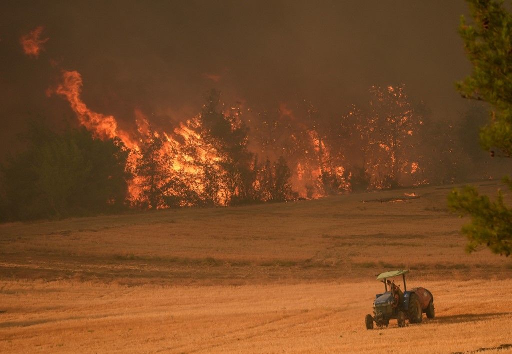 BILECIK, TURKIYE - JULY 21: Efforts to extinguish a fire that broke out in a forest area in the Geyve continue as it spread to the Bilecik, Turkiye on July 21, 2025. The village of Buyukyenice, which is part of the Osmaneli district, has been evacuated. Sergen Sezgin / Anadolu (Photo by Sergen Sezgin / Anadolu via AFP)