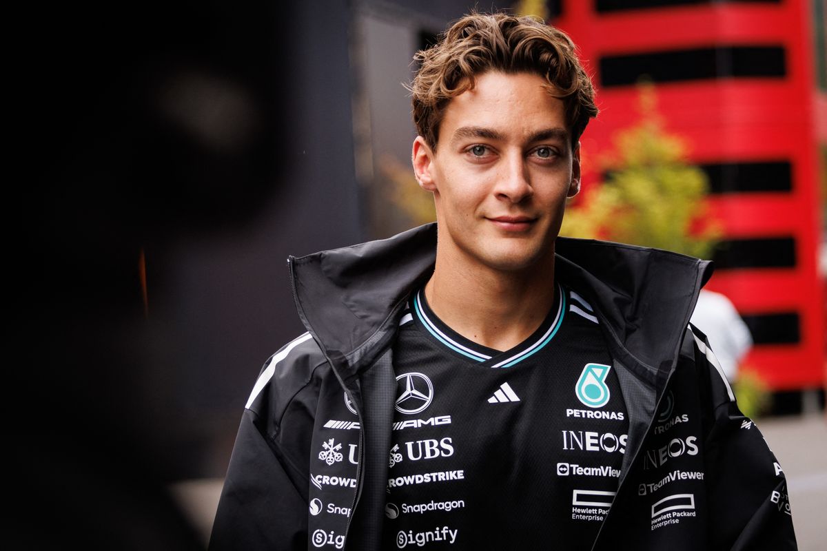 George Russell a Max Verstappen-pletykák ellenére is mosolyogva érkezett meg a Belga Nagydíj helyszínére