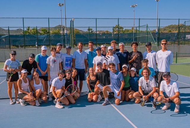 Rafa Nadal és Roger Federer sokszor edzett a gyerekekkel, a svájci két lánya a bal szélen elől látható