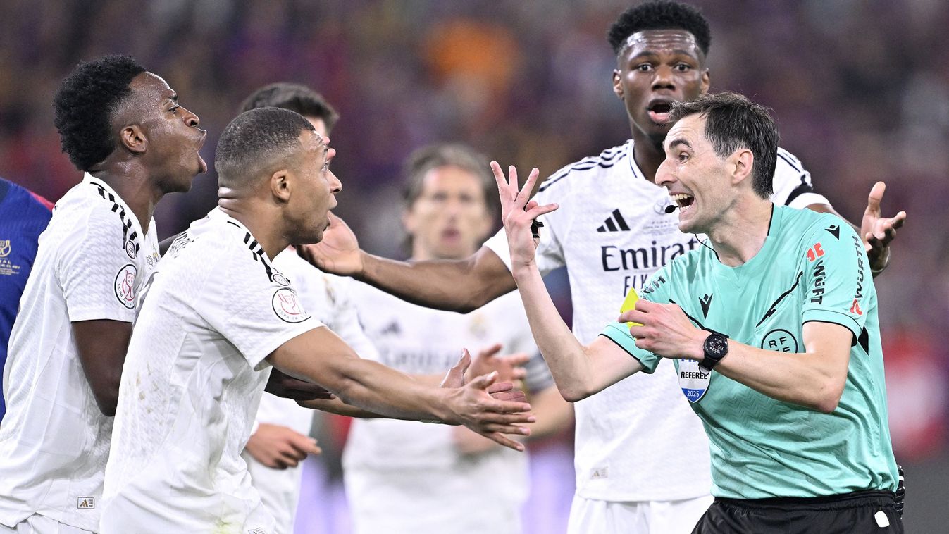 A Real Madrid játékosai hevesen reklamálnak a játékvezetőnél, Ricardo De Burgos Bengoetxeánál a Király Kupa-döntőben. 