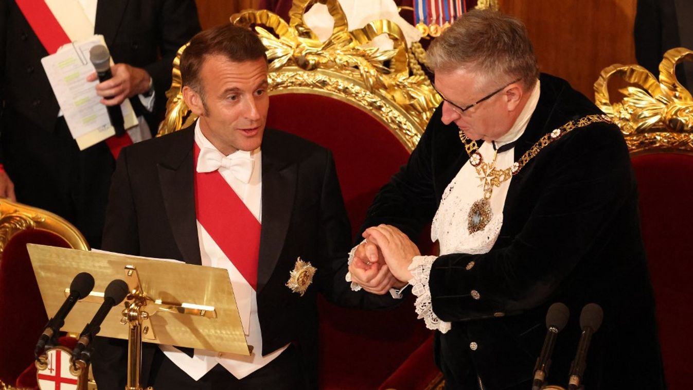 Emmanuel Macron francia elnök (B) kezet fog Alastair John Naisbitt Kinggel, London városának főpolgármesterével (Fotó: AFP)