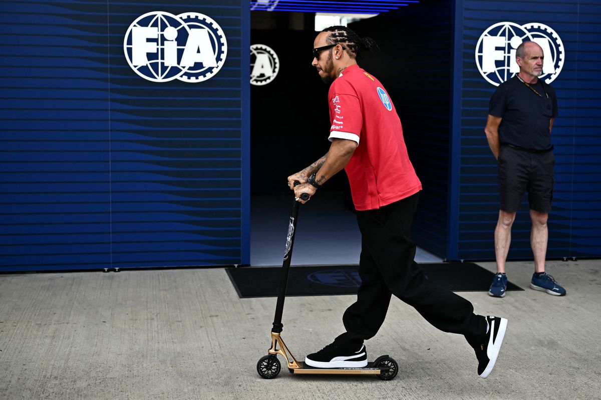 Némi túlzással Lewis Hamilton a rollerrel gyorsabb volt a paddockban, mint a Ferrarival a pályán