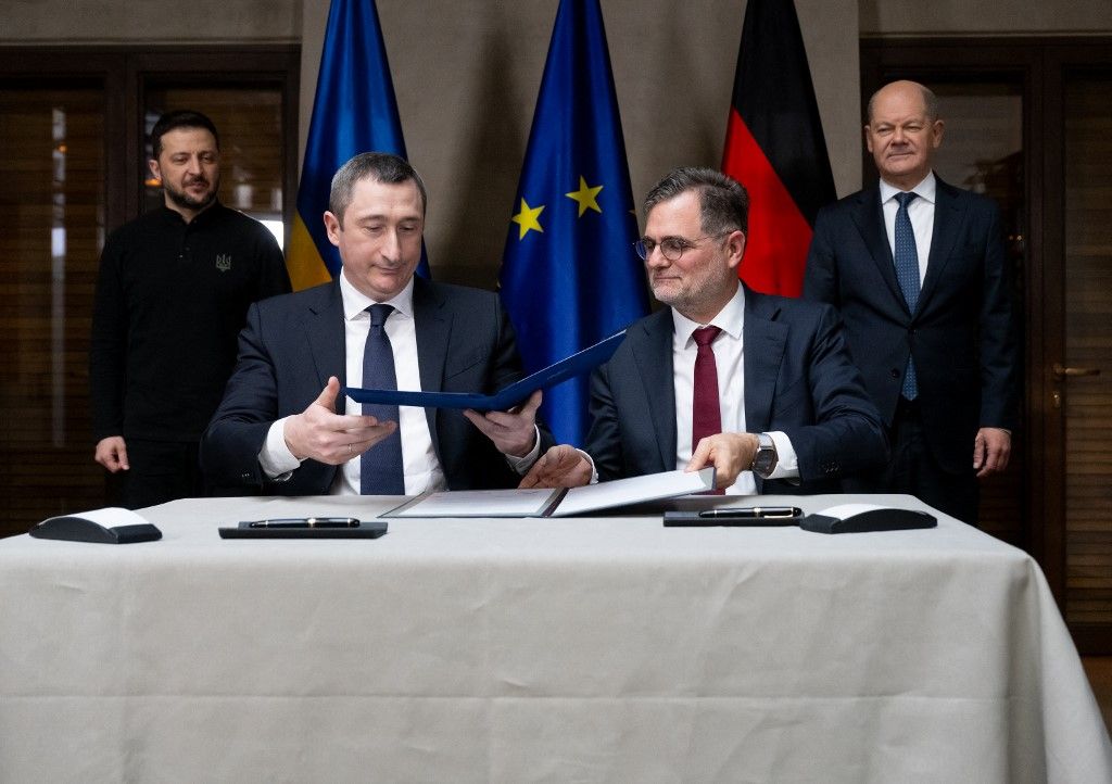 Zelenszkij és miniszterelnök-helyettese (bal oldalon)