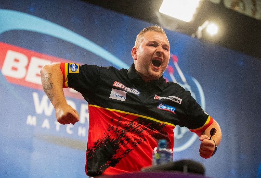 Az elmúlt évek bajnokai közül Dimitri Van den Bergh nem indul el a darts World Matchplay blackpooli versenyén, ATTENTION EDITORS - HAND OUT PICTURES - EDITORIAL USE WITH STORY ON DARTS WORLD MATCHPLAY ONLY - MANDATORY CREDIT TAYLOR LANNING/PDCHand out pictures released on Friday 22 July 2022, by PDC Professional Darts Corporation shows Belgian Dimitri Van den Bergh, during the quarter-finals of the Betfred World Matchplay, in Blackpool, UK.MANDATORY CREDIT LAWRENCE LUSTIG/PDC (Photo by HAND OUT MANDATORY CREDIT TAYLOR / BELGA MAG / Belga via AFP), Luke Littler, Humphries