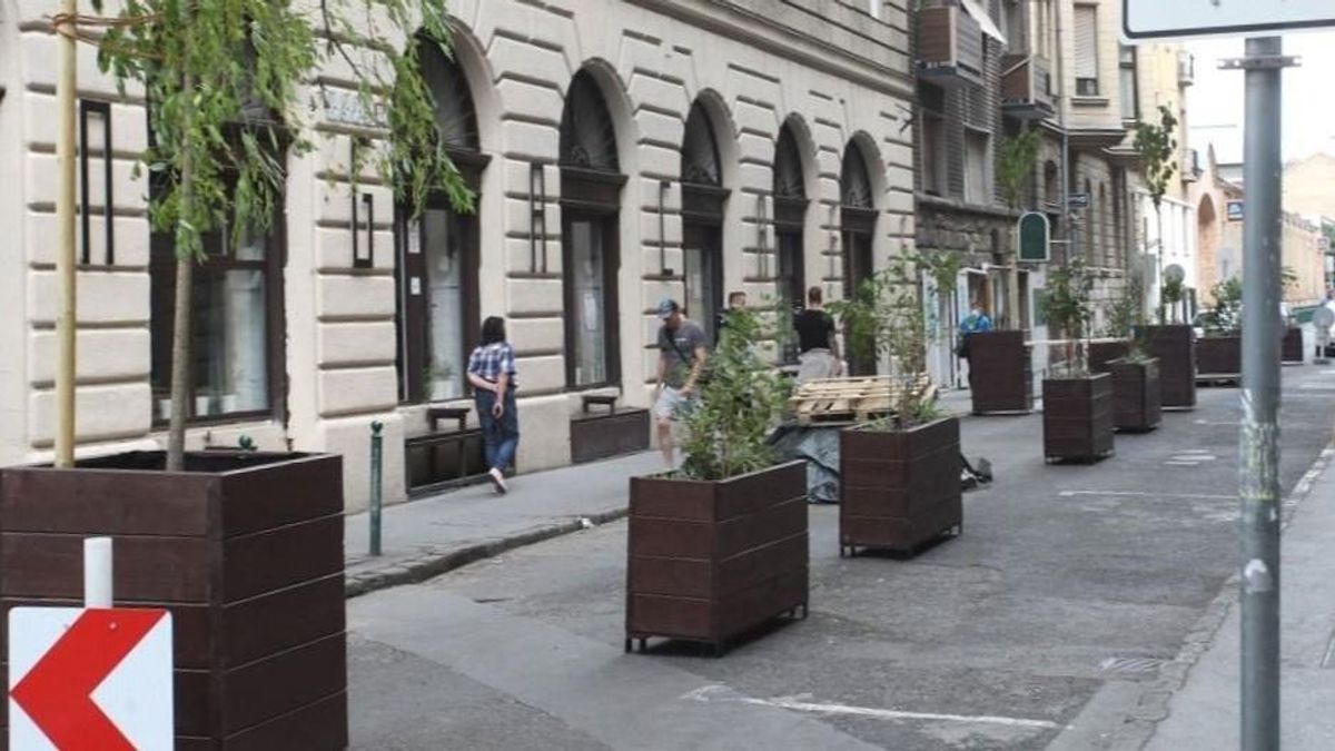 Lépett a Fővárosi Kormányhivatal, bajban Puzsér Róbert kávézója