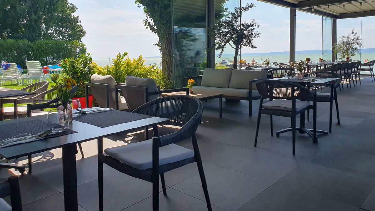 Fenséges panoráma, szívélyes kiszolgálás, a fine dining irányában kacsingató, kreatív ételek Balatonvilágoson, a Tópart étteremben