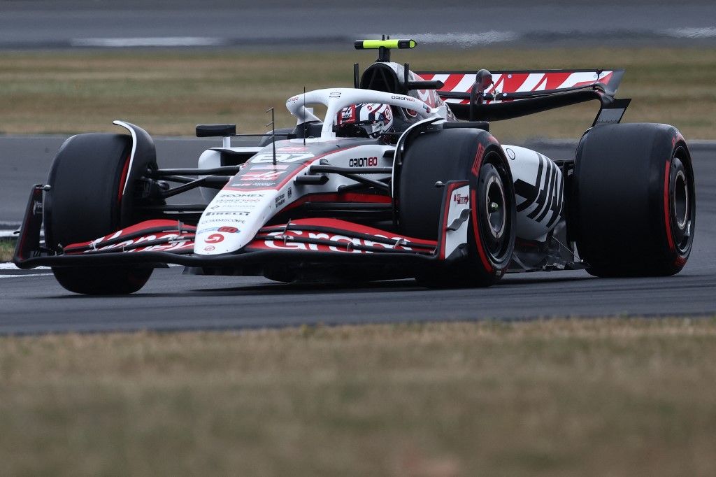Brit Nagydíj, büntetés, F1, Forma–1, Forma-1, időmérő, baleset, Oliver Bearman of Haas during third practice ahead of the Formula 1 British Grand Prix at Silverstone Circuit in Northampton, Great Britain on July 5, 2025. (Photo by Jakub Porzycki/NurPhoto) (Photo by Jakub Porzycki / NurPhoto via AFP)