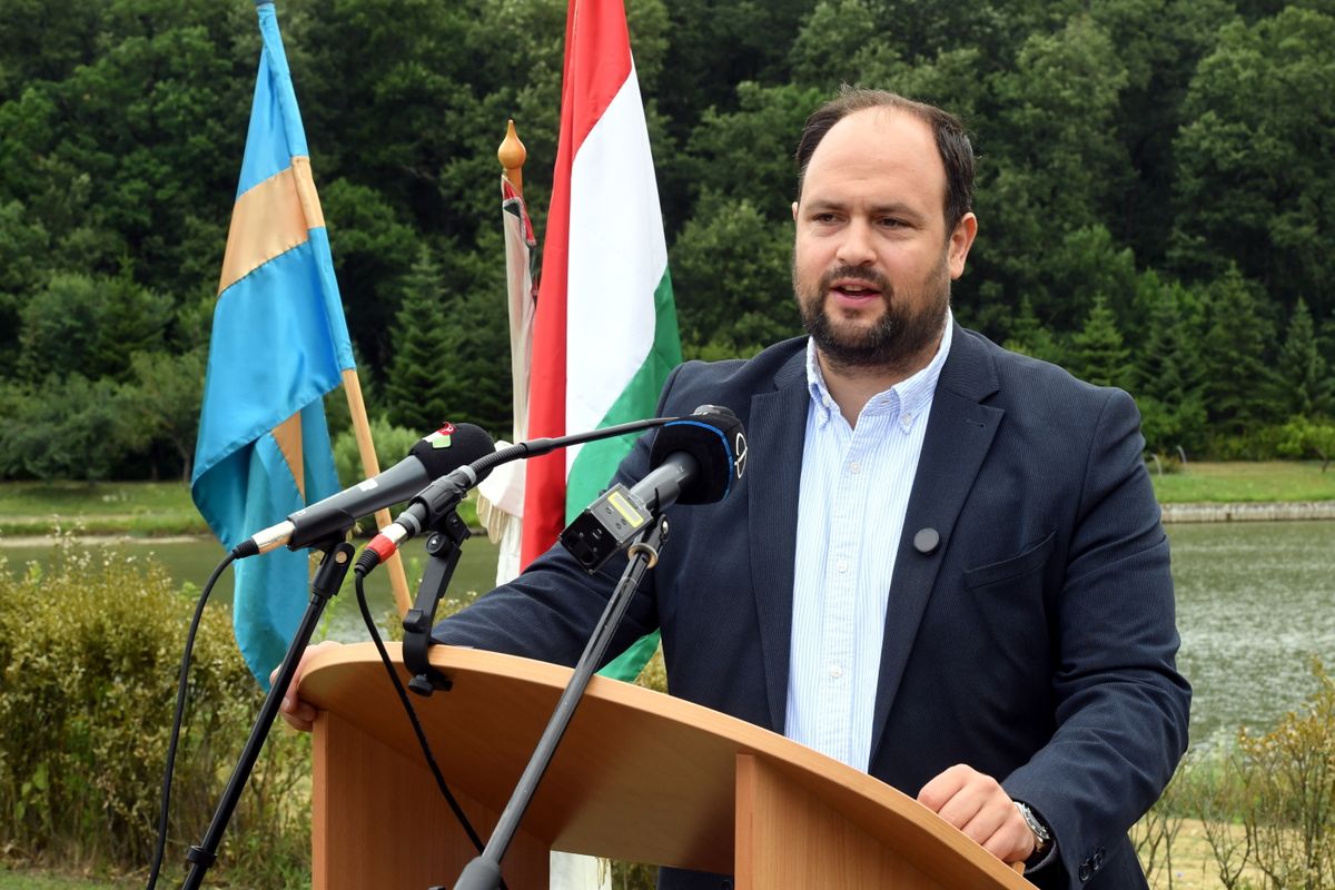Óbarok, 2025. július 17.
Nacsa Lőrinc, a Miniszterelnökség nemzetpolitikáért felelős államtitkára beszél a testvértelepülési kapcsolatok ápolására és kiépítésére kiírt 500 millió forintos pályázatot ismertető sajtótájékoztatón a Fejér vármegyei Óbarokon 2025. július 17-én.
MTI/Kovács Attila