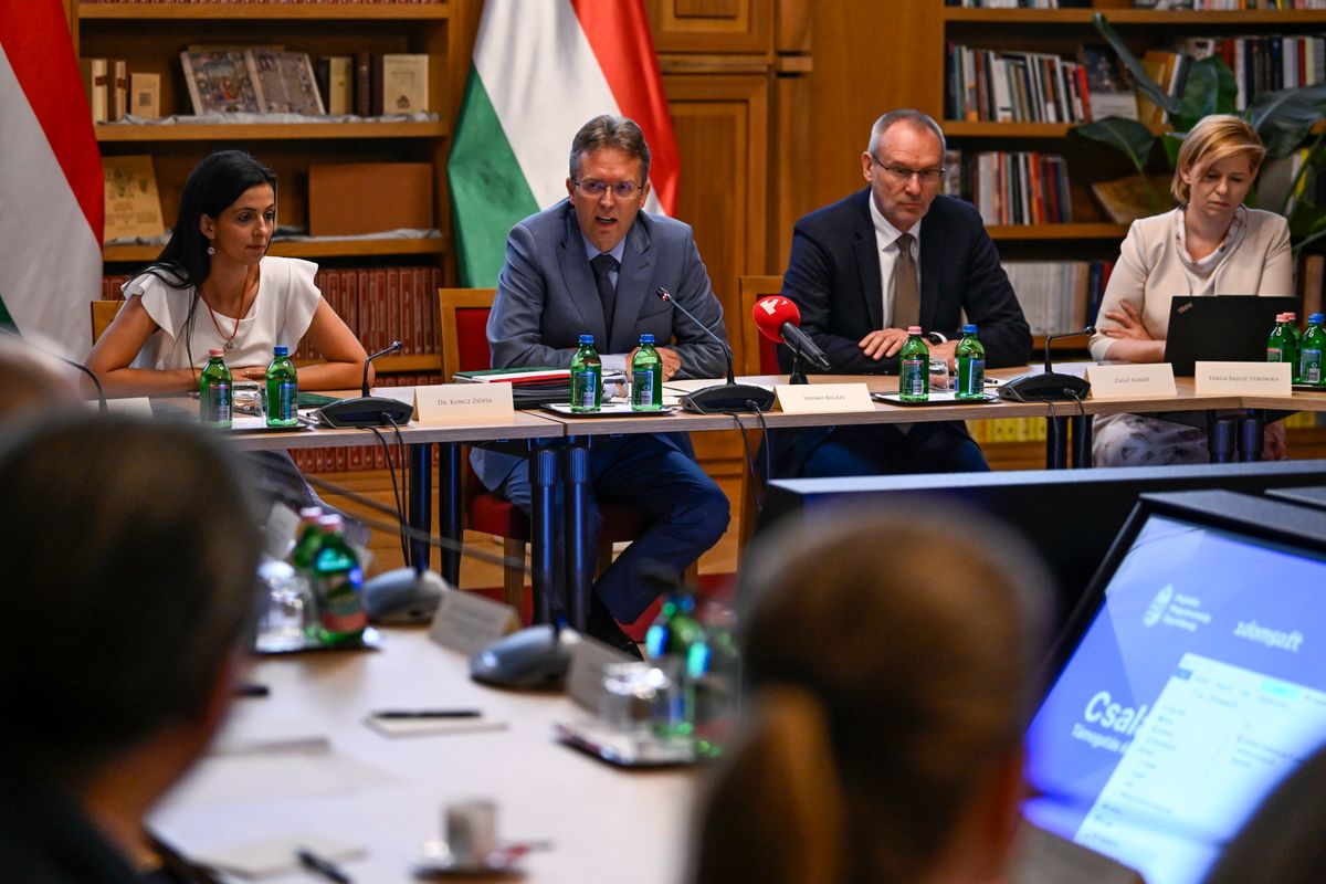Budapest, 2025. július 1.Koncz Zsófia családokért felelős államtitkár, Hankó Balázs kulturális és innovációs miniszter, Zsigó Róbert parlamenti államtitkár és Varga-Bajusz Veronika felsőoktatásért, szak- és felnőttképzésért, fiatalokért felelős államtitkár (b-j) a családi adókedvezmény-intézkedésről szóló sajtótájékoztatót követően tartott családügyi kerekasztal-beszélgetésen a Kulturális és Innovációs Minisztériumban 2025. július 1-jén.MTI/Purger Tamás Családügyi Kerekasztal