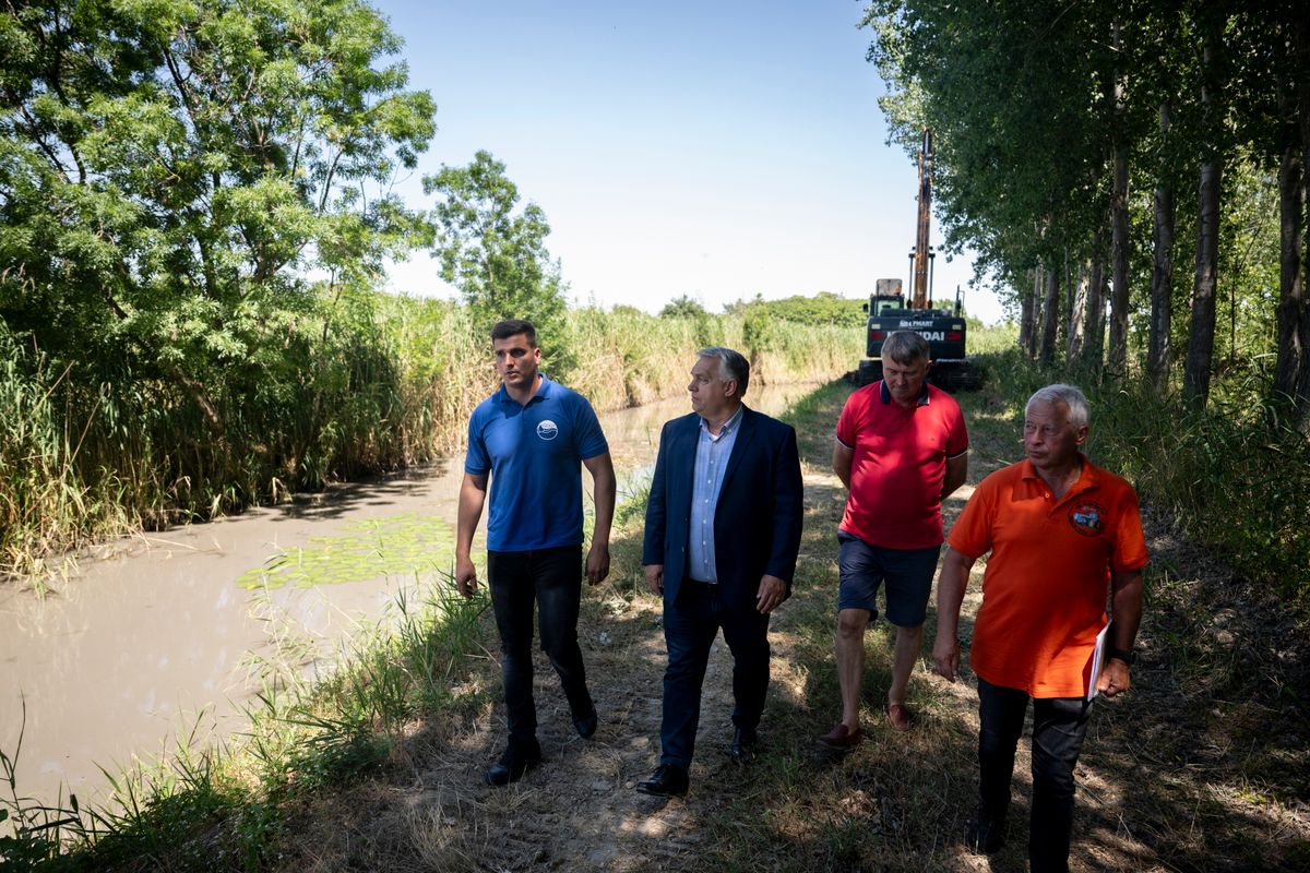 Dunapataj, 2025. július 3.
A Miniszterelnöki Kommunikációs Főosztály által közreadott képen Orbán Viktor miniszterelnök (b2) aszályvédelmi helyszíni szemlét tart Dunapatajon 2025. július 3-án. Mellette Font Sándor, az Országgyűlés mezőgazdasági bizottságának fideszes elnöke, a térség fideszes parlamenti képviselője (j).
MTI/Miniszterelnöki Kommunikációs Főosztály/Benko Vivien Cher