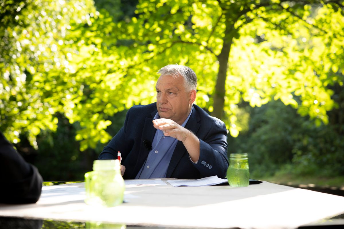 Tusnádfürdő, 2025. július 25.
A Miniszterelnöki Kommunikációs Főosztály által közreadott képen Orbán Viktor miniszterelnök interjút ad a Kossuth Rádió Jó reggelt, Magyarország! című műsorában a közmédia kihelyezett, tusnádfürdői stúdiójában 2025. július 25-én.
MTI/Miniszterelnöki Kommunikációs Főosztály/Fischer Zoltán