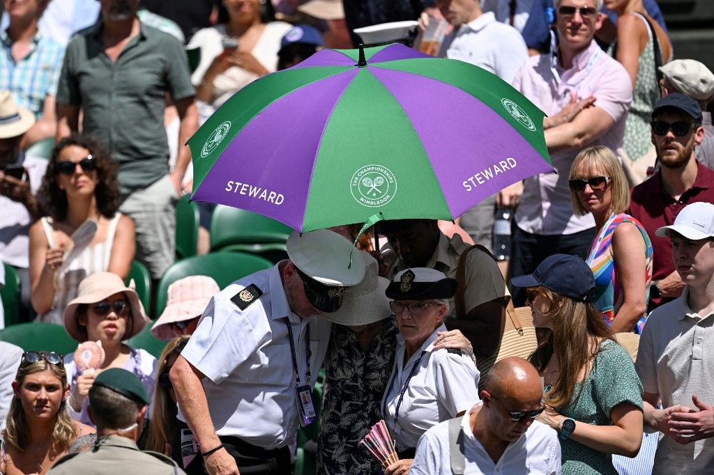 Arina Szabalenka, Aryna Sabalenka, tenisz, Wimbledon, elődöntő, női, Amanda Anisimova, A member of the public is evacuated out of Centre Court after feeling in distress due to the heat and the sun during the women's singles semi-final tennis match between Belarus's Aryna Sabalenka and US player Amanda Anisimova on the eleventh day of the 2025 Wimbledon Championships at The All England Lawn Tennis and Croquet Club in Wimbledon, southwest London, on July 10, 2025. (Photo by Kirill KUDRYAVTSEV / AFP) / RESTRICTED TO EDITORIAL USE