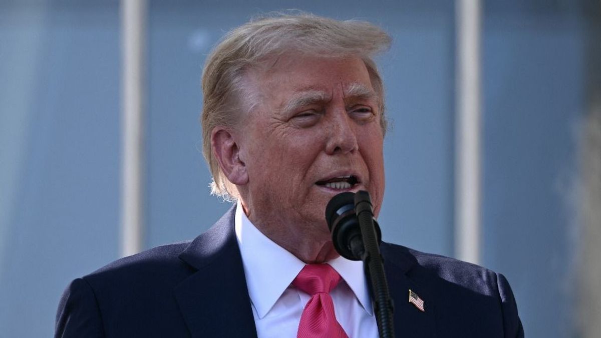 Donald Trump üzent: Isten áldja Texast