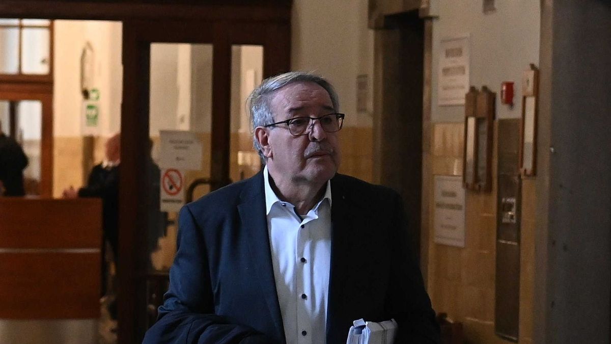 Budapest, 2022. március 18.
Demeter Márta LMP-s országgyűlési képviselő ügyvédje, Zamecsnik Péter társaságában érkezik az ellene hivatali visszaélés miatt indított büntetőper tárgyalására a Pesti Központi Kerületi Bíróságon 2022. március 18-án. A vád szerint az országgyűlési képviselő, az Országgyűlés honvédelmi és rendészeti bizottságának akkori alelnöke 2018. szeptember 19-én a kecskeméti repülőbázison - a honvédelmi miniszter előzetes tudomásával - repülési naplóadatokba tekintett be, majd azokat meghamisítva tette közzé. A képviselőt a bíróság bűnösnek találta, és 1,8 millió forint pénzbüntetésre ítélte.
MTI/Máthé Zoltán