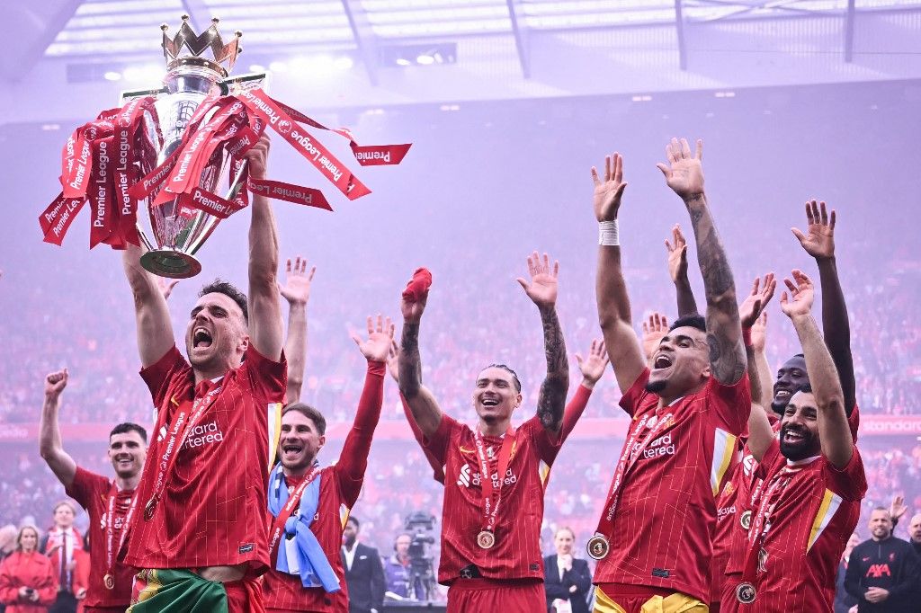 Liverpool's Portuguese striker #20 Diogo Jota lifts the Premier League trophy at the end of the English Premier League football match between Liverpool and Crystal Palace at Anfield in Liverpool, north west England on May 25, 2025. Liverpool equalises 1 - 1 against Crystal Palace. (Photo by Paul ELLIS / AFP) / RESTRICTED TO EDITORIAL USE. No use with unauthorized audio, video, data, fixture lists, club/league logos or 'live' services. Online in-match use limited to 120 images. An additional 40 images may be used in extra time. No video emulation. Social media in-match use limited to 120 images. An additional 40 images may be used in extra time. No use in betting publications, games or single club/league/player publications. / 