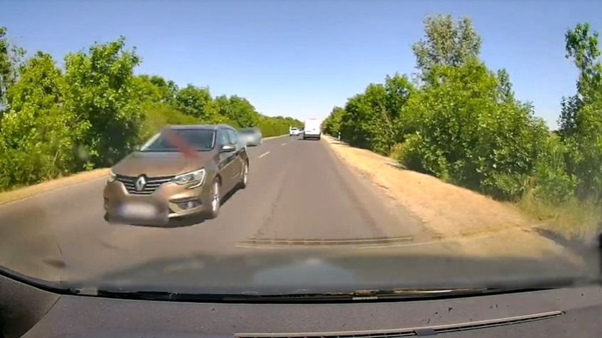 Sokkoló manőver a 4-es főúton, a szemből érkező autók ellenére is bevállalta az előzést + videó