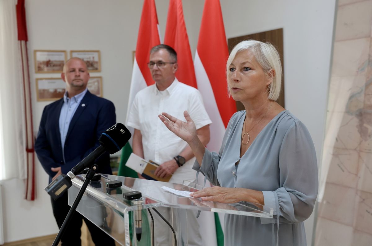 Alsózsolca, 2025. július 4.
Csöbör Katalin, a térség fideszes országgyűlési képviselője (j) beszél Alsózsolcán, a helyi drogkereskedelem helyzetéről és a drogfogyasztás hatásairól tartott kerekasztal-beszélgetés utáni sajtótájékoztatón 2025. július 4-én. Mellette Horváth László kábítószer-kereskedelem felszámolásáért felelős kormánybiztos (b2) és Csirke Róbert független polgármester.
MTI/Vajda János