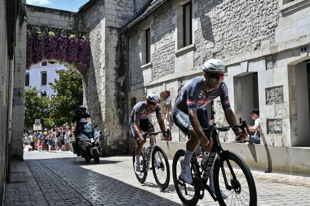 Szökés kettesben. Az Alpecin - Deceuninck két versenyzője, Jonas Rickaert és Mathieu van der Poel a Tour de France 9. szakaszán.