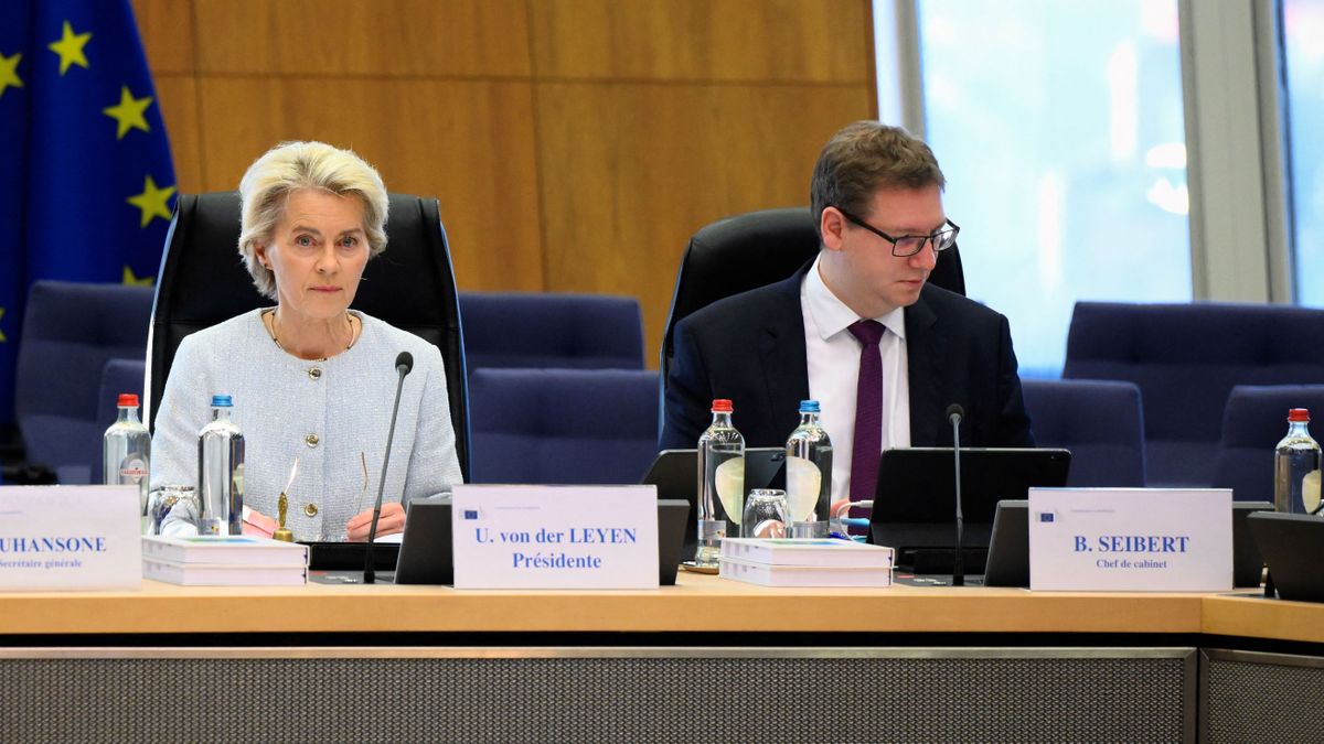 Ő Ursula von der Leyen háttérembere, aki mindent kézben tart