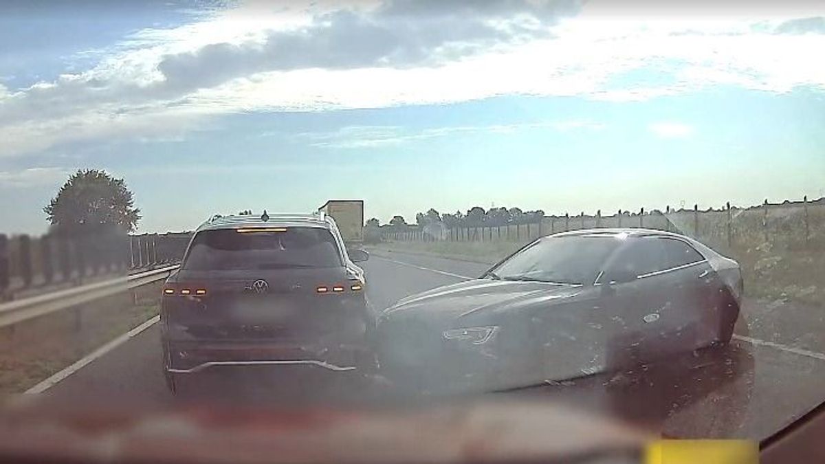 Eszeveszett tempóval érkezett Audi okozott láncbalesetet az M1-es autópályán + videó