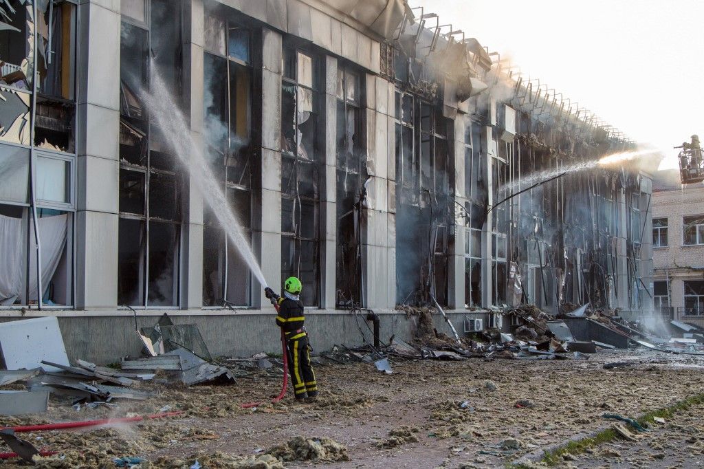 Mikolajiv külvárosában tűz ütött ki a támadás után (Illusztráció, forrás: NurPhoto via AFP)
