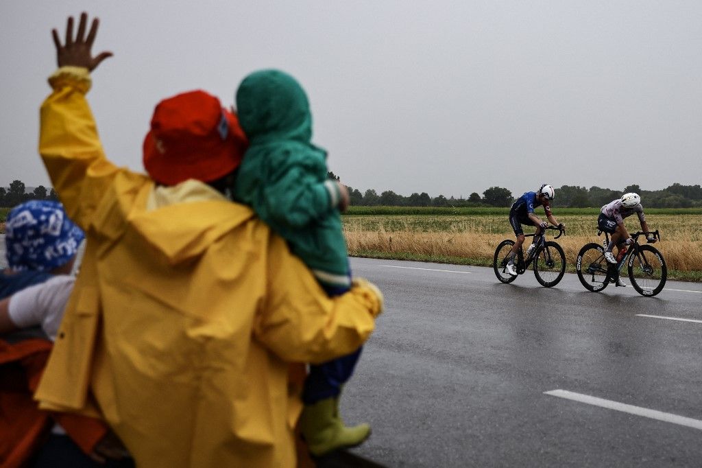 Az esős idő sem szegte a rajongók kedvét a Tour de France szerdai szakaszán