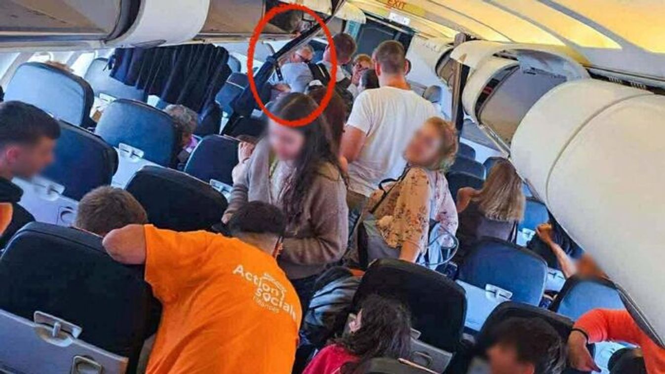 Young people scrambe to take photos with PM Orban (Source: Facebook)