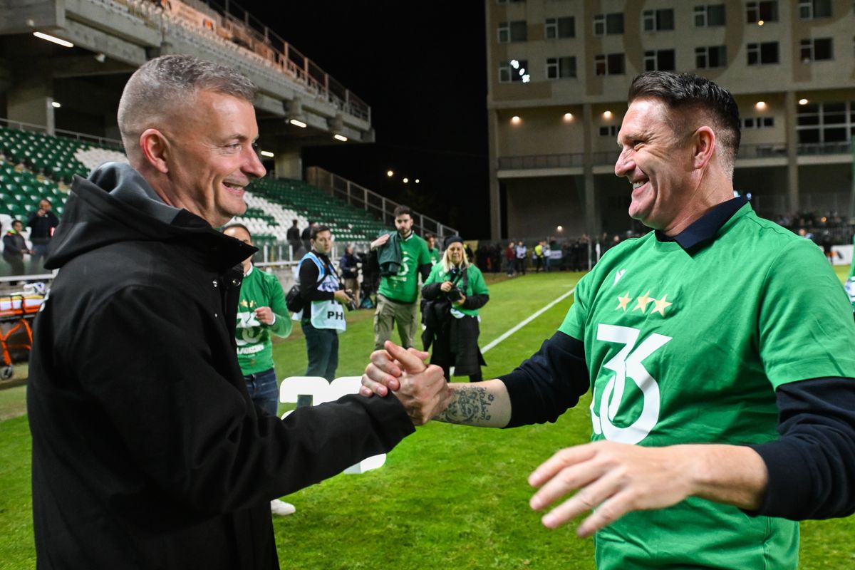 Kubatov Gábor, az FTC elnöke (b) és Robbie Keane, a bajnok Ferencváros vezetőedzője