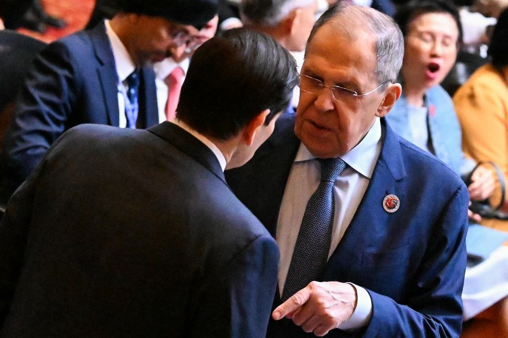 Marco Rubio amerikai külügyminiszter (B) beszélget Szergej Lavrov orosz külügyminiszterrel (Fotó: AFP)