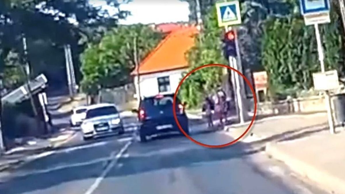 Nem érdekelte a piros lámpa és a két várakozó gyerek, csak azért is áthajtott a zebrán Ürömön + videó