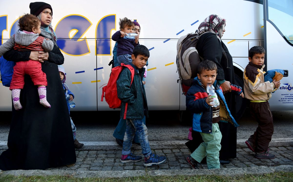 Ausztria népessége csökken, miközben a migráció révén egyre több szír, afgán és iraki gyermek születik. A társadalom átalakulása zajlik.