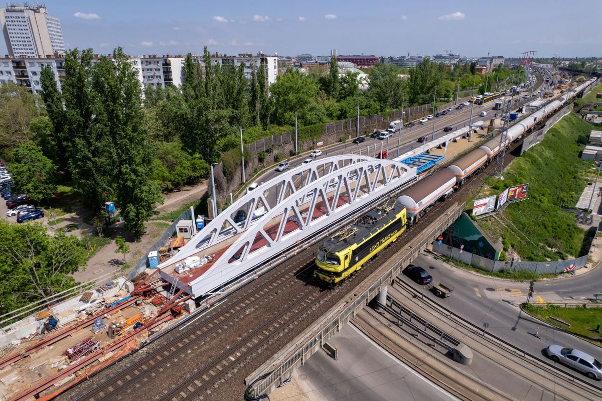 Budapest, 2025. április 22.
A 2025. április 22-én drónnal készült felvételen a Szerémi út és az 1-es villamosvonal feletti új vasúti híd, amelyen a Ferencváros és Kelenföld között épülő harmadik vágány fog áthaladni.
MTI/Máthé Zoltán