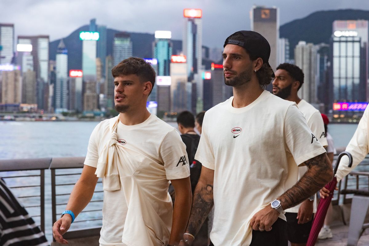 A Liverpool két magyar játékosa, Kerkez Milos és Szoboszlai Dominik Hongkongban
