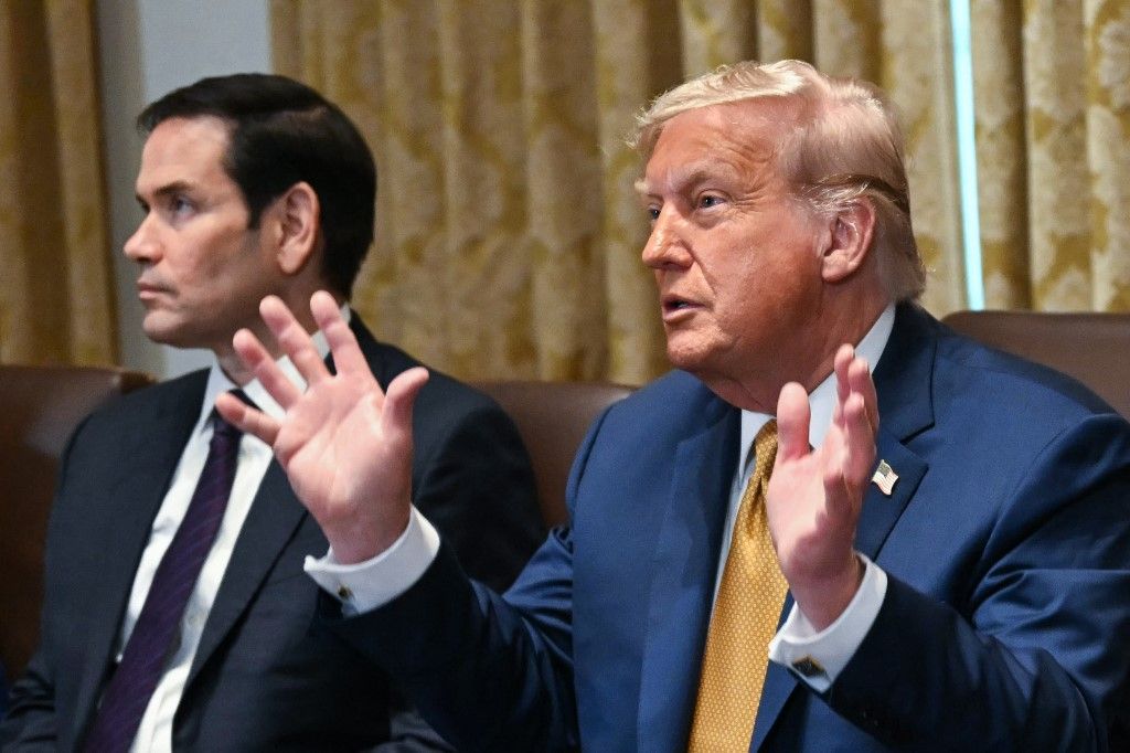 Donald Trump amerikai elnök beszél, mellette Marco Rubio külügyminiszter (Fotó: AFP)