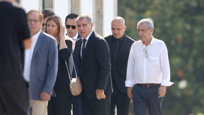 A portugál válogatott korábbi szövetségi kapitánya, Fernando Santos (jobbra), mellette a jelenlegi kapitány, Roberto Martínez