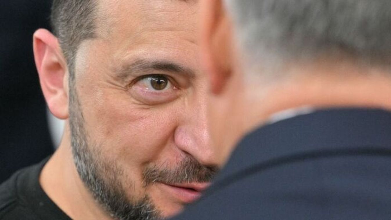 Ukrainian President Volodymyr Zelensky speaking with Hungarian Prime Minister Viktor Orban (Photo: AFP/Nicolas Tucat)