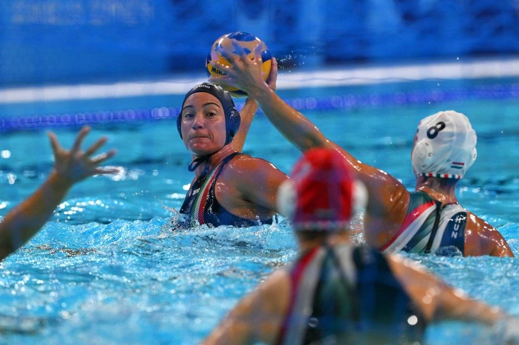 Roberta Bianconi ismét szembenézhet a magyar női vízilabda-válogatott tagjaival, Italy's #08 Roberta Bianconi shoots to score a goal in the women's water polo 5th-6th classification match between Hungary and Italy during the Paris 2024 Olympic Games at the Paris La Defense Arena in Paris on August 10, 2024. (Photo by Andreas SOLARO / AFP)