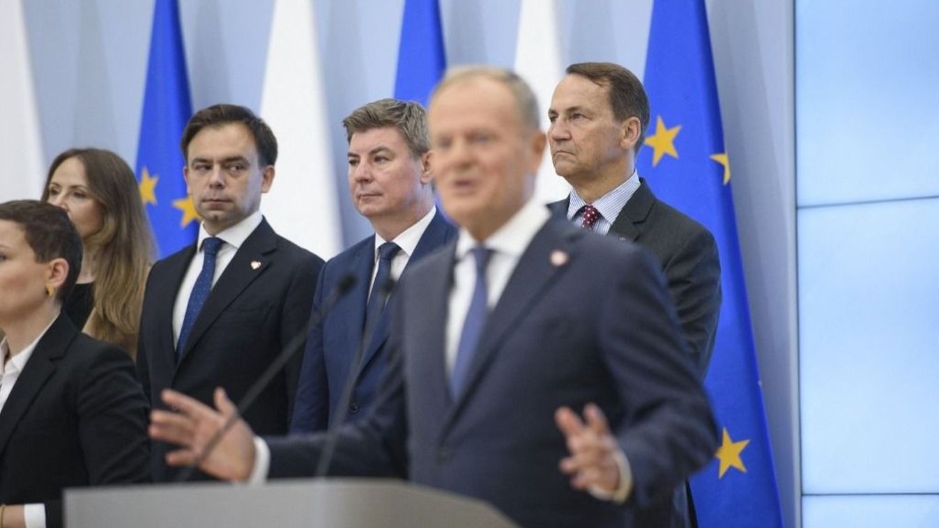 Több miniszter leváltását jelentette be szerdai sajtókonferenciáján Donald Tusk