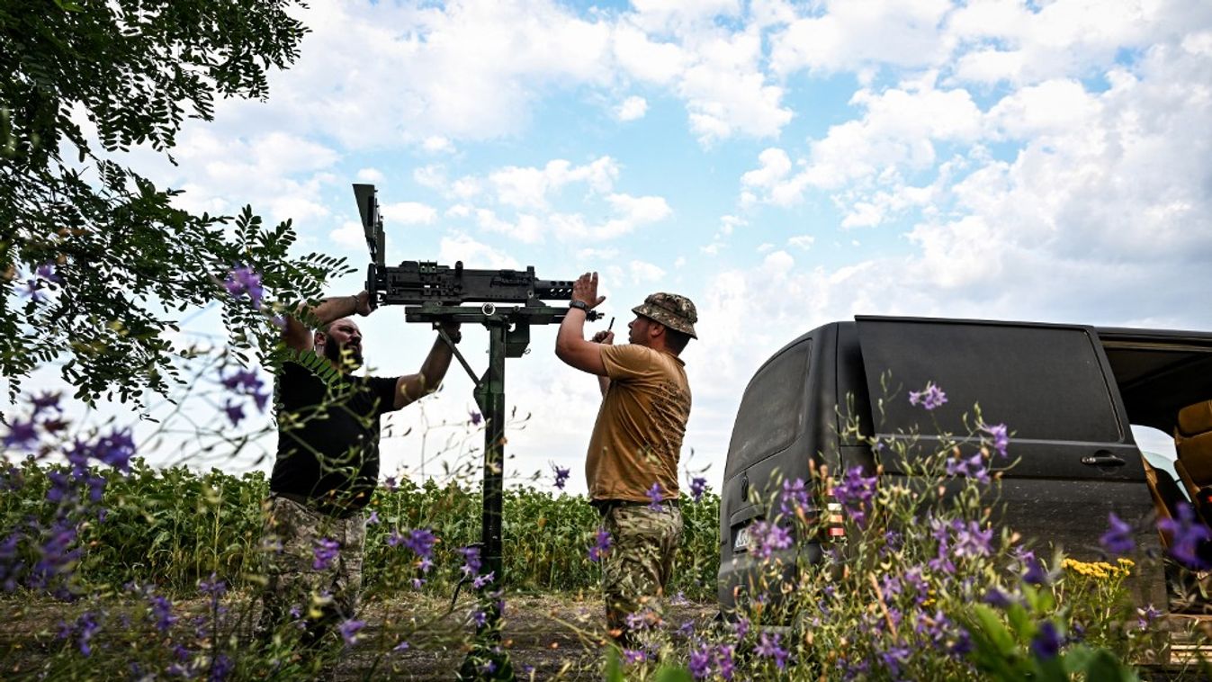 Zelenszkij nem válogat, már az idősek is jók a hadseregbe (Fotó: AFP)

