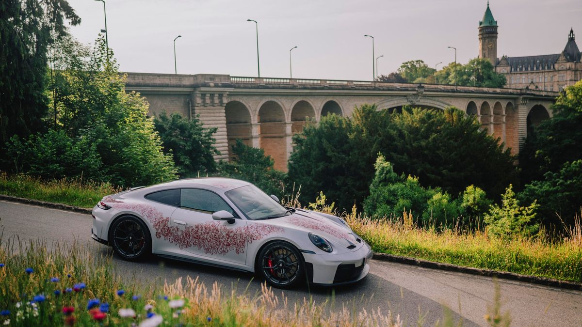 700 órán át fényezték a Porsche a luxemburgi importőrét ünneplő Porschét