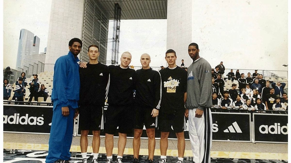 Kiss Károly (balról a második) a legendás Kobe Bryant (balról az első) ellen is pályára lépett. 