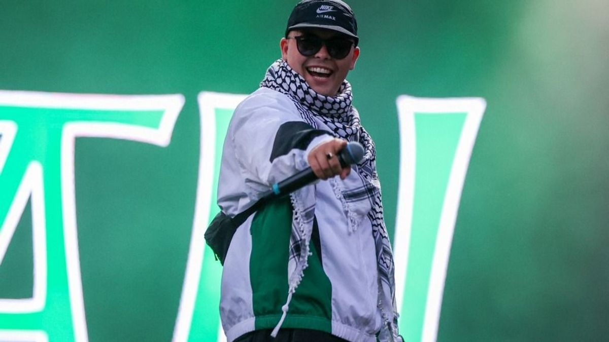 Kneecap a Szigeten: kétes kapcsolatok a háttérben