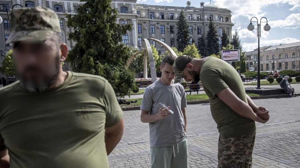 Bilincs a kézen: így zajlanak a kényszersorozások + videó