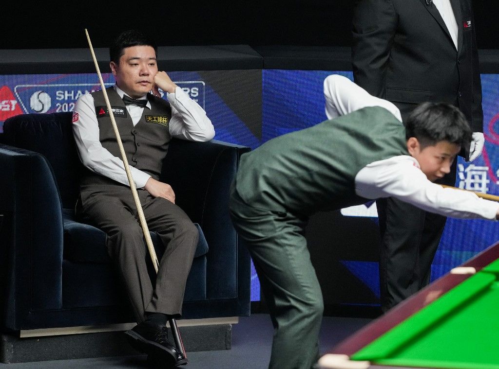 Csao Hszin-tung felülmúlta az elmúlt másfél évtized kínai sznúkerlegendáját, Ting Csün-hujt, (250731) -- SHANGHAI, July 31, 2025 (Xinhua) -- Ding Junhui (L) reacts during the quarterfinal match between Zhao Xintong of China and Ding Junhui of China at the World Snooker Shanghai Masters 2025 in Shanghai, east China, July 31, 2025. (Xinhua/Ding Ting) (Photo by Ding Ting / Xinhua via AFP)