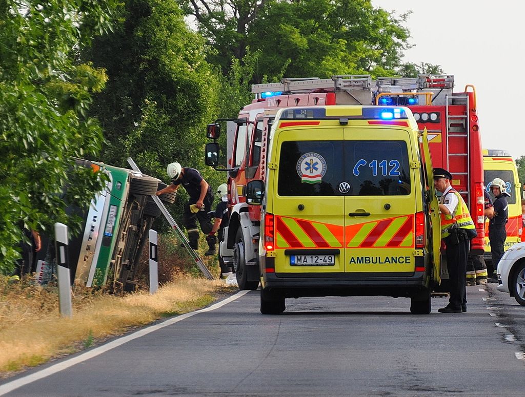 Sokan megsérültek a 442-es úton hajnalban történt buszbalesetben