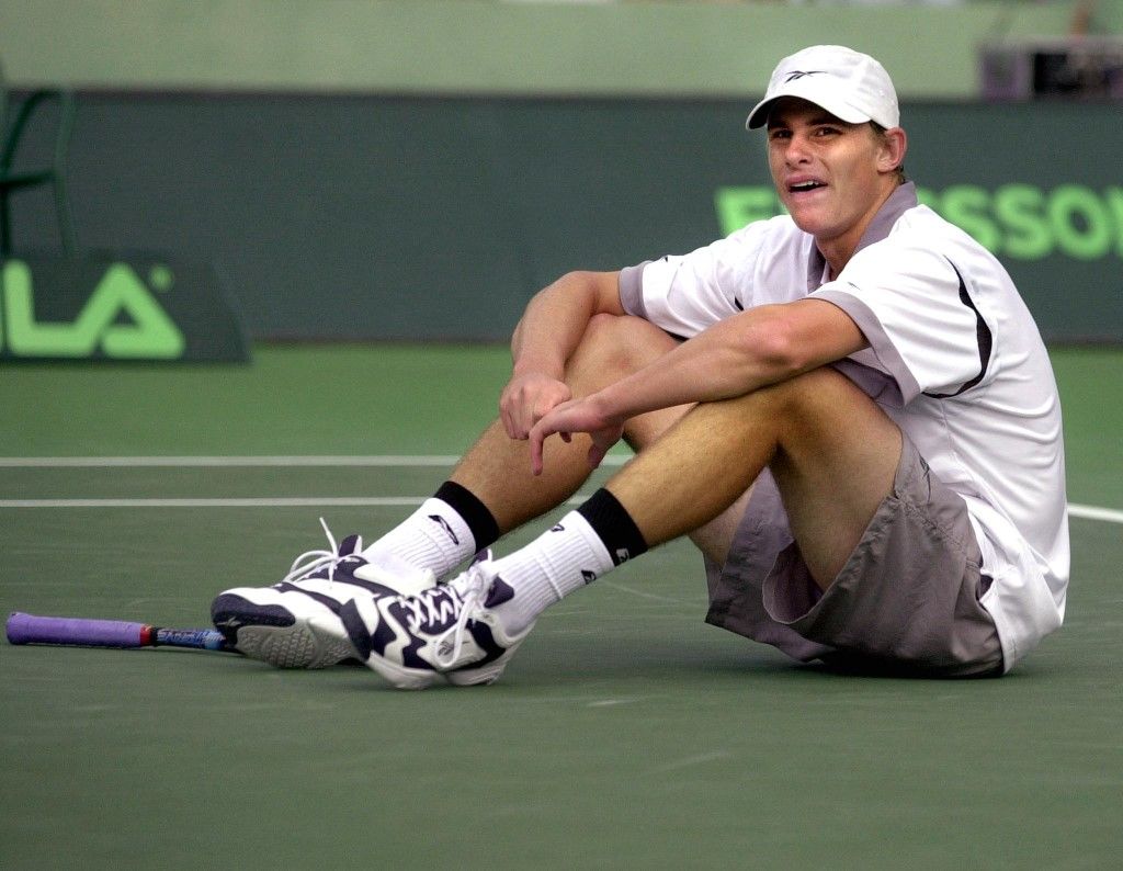 Andy Roddick of the US sits on the stadium court after he disputed a call by the umpire during his quarter-finals match against Lleyton Hewitt of Australia in the Ericsson Open Masters Series tennis tournament in Key Biscayne, Florida, 28 March 2001. Roddick lost 2-6, 3-6. AFP PHOTO ROBERTO SCHMIDT (Photo by Roberto SCHMIDT / AFP)